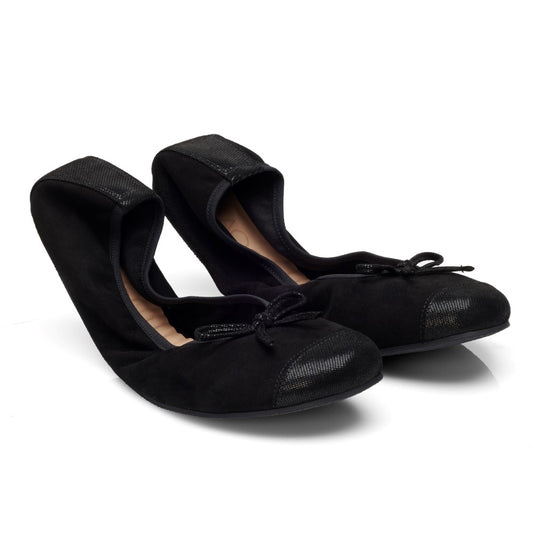 Wir präsentieren die TWIST Velours Black von ZAQQ, ein stilvolles Paar Ballerinas mit abgerundeten Zehen und eleganten kleinen Schleifen oben. Die Schuhe haben schwarze, strukturierte Zehenkappen aus Veloursleder und sind so abgewinkelt, dass sowohl die Seiten als auch die Vorderseite zur Geltung kommen. Mit einer leicht gepolsterten Innenseite bieten sie Flexibilität und sorgen für ganztägigen Komfort.