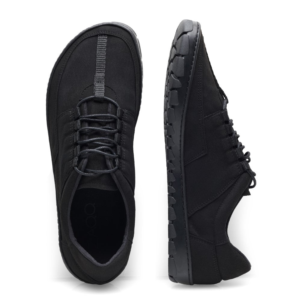 Die JAQ Vegan Black-Sneaker von ZAQQ werden aus zwei Perspektiven präsentiert: eine Draufsicht, die die Schnürsenkel und das elegante Design zeigt, und eine Seitenansicht, die die strukturierte Kautschuksohle hervorhebt.