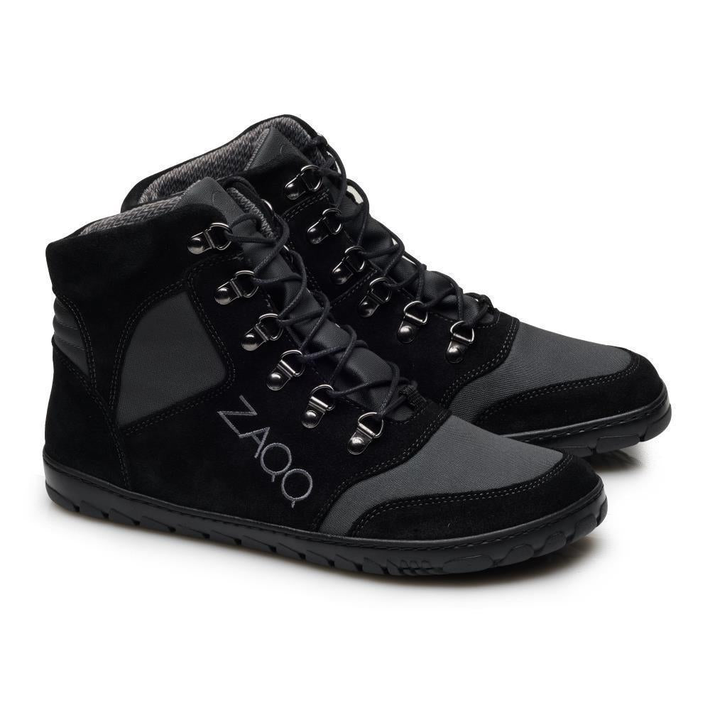 Wir präsentieren die ZAQQ HIQE Black Waterproof Sneaker: ein Paar schwarze und graue High-Tops mit Schnürverschluss und robuster Sohle. Diese Schuhe kombinieren Stoff und wildlederähnliche Materialien für einen sportlichen Look und eignen sich perfekt als wasserdichte Outdoor-Stiefel für jedes Gelände.