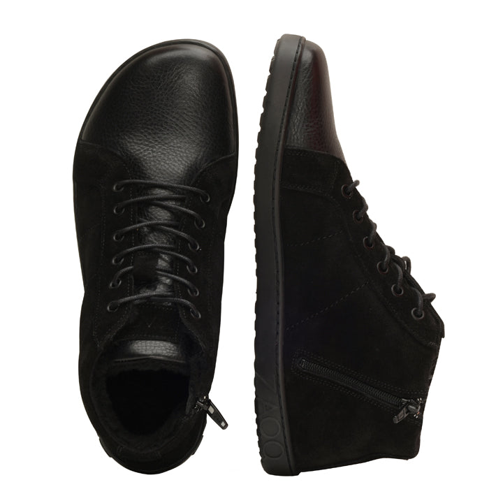 Wir präsentieren den OMSQ Mid Winter Black von ZAQQ: Diese schwarzen High-Top-Schuhe zeichnen sich durch eine stilvolle Kombination aus strukturiertem Leder und Wildleder aus. Ein Schuh zeigt von oben betrachtet sichtbare Schnürsenkel, während der andere einen eleganten seitlichen Reißverschluss aufweist. Mit robusten Gummisohlen für verbesserte Haltbarkeit sind sie der ideale Begleiter für jedes Winterabenteuer.