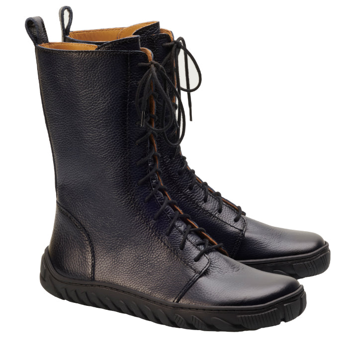 Die DOQS Blue von ZAQQ sind hohe Stiefel aus hochwertigem schwarzem Leder mit Schnürsenkeln, robusten ULTRAGRIP-Sohlen und poliertem Finish. Sie verfügen außerdem über eine praktische Schlaufe an der Rückseite des Schafts zum einfachen Anziehen.