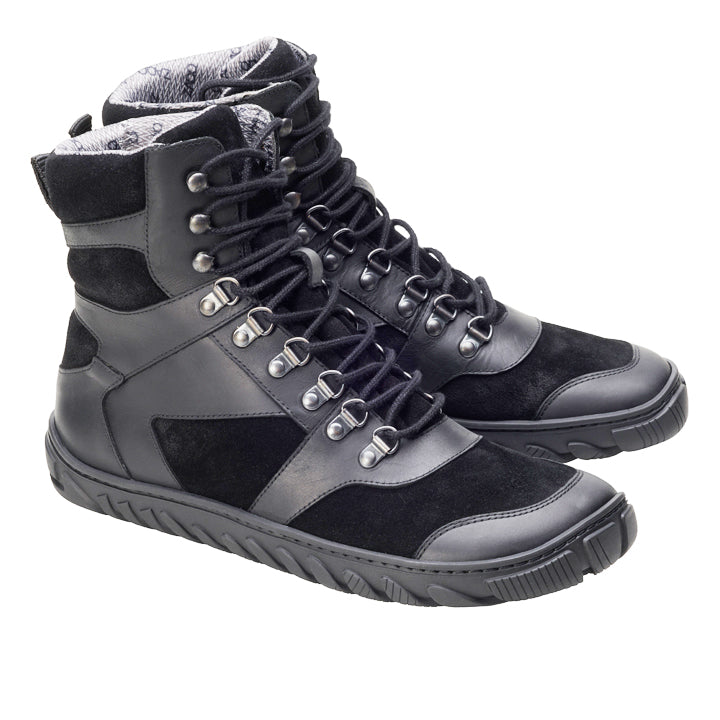 Die wasserdichten EXPLORER Black-Stiefel von ZAQQ sind aus Leder und Wildleder gefertigt und verfügen über robuste Gummisohlen, Metallösen und eine gepolsterte Innenseite für ultimativen Komfort. Diese Stiefel sind perfekt für Entdecker und präsentieren sich sowohl von der Seite als auch von vorne als Ihr abenteuerlicher wasserdichter Outdoor-Kumpel.