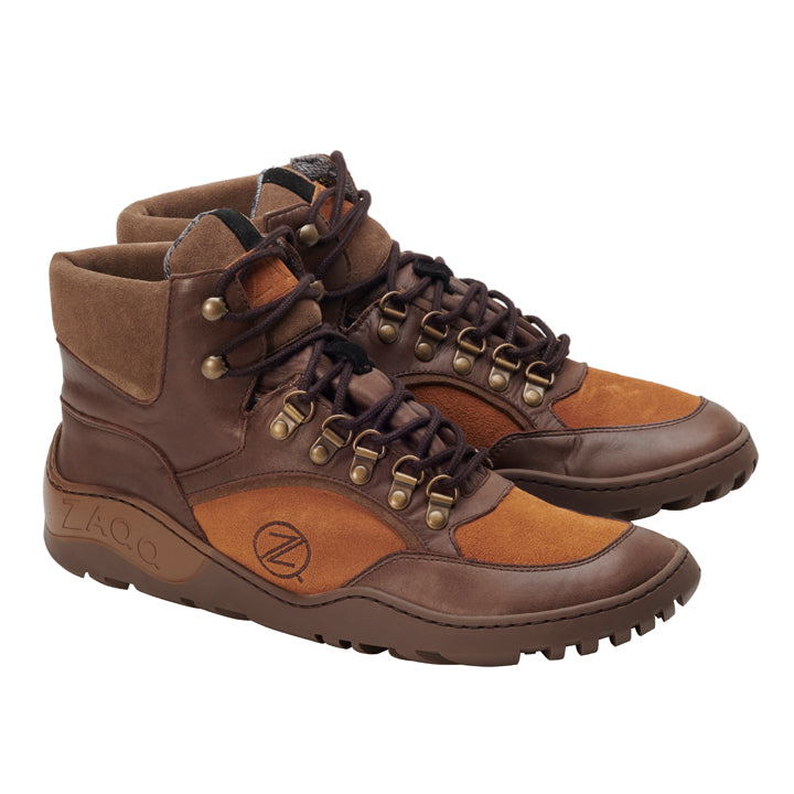 Die TREQ Camel Waterproof von ZAQQ sind braune High-Top-Schuhe aus Leder und Wildleder mit Metallösen und robusten Sohlen für zusätzlichen Halt. Sie verfügen über ein geprägtes ZAQQ-Logo und ein rundes Z an der Ferse und bieten sowohl Stil als auch Komfort für Ihre Outdoor-Abenteuer.