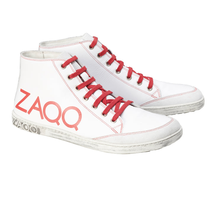 Die ultramodernen SQYLA White Sneaker von ZAQQ bestechen durch ihr weißes High-Top-Design mit roten Schnürsenkeln und dem stilvollen Markennamen auf der Seite. Mit einer eleganten weißen Sohle mit der Prägung ZAQQ an der Ferse vereinen diese Schuhe Stil und Komfort perfekt und fangen die Essenz eines Barfußschuhs ein.