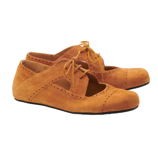 Wir präsentieren den QASUAL Brown von ZAQQ, ein Paar elegante flache Schuhe aus Veloursleder mit Cut-Out-Details und Schnürdesign. Ihr schicker Look wird durch die abgerundete Spitze und die Ziernähte an den Kanten noch verstärkt.