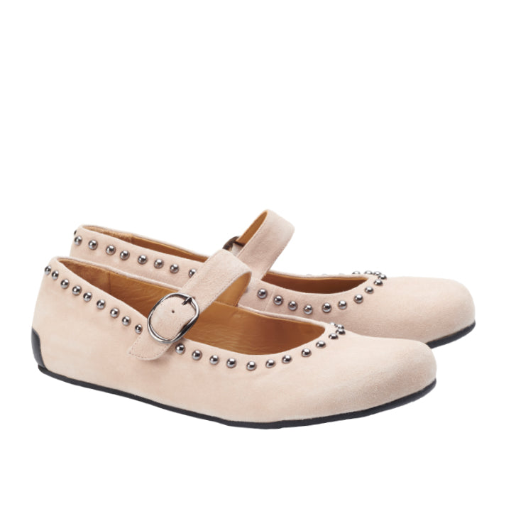 Die DIEQO Taupe von ZAQQ sind taupefarbene Mary-Jane-Schuhe aus Veloursleder, die an den Rändern mit silbernen Nieten verziert sind, eine schwarze Sohle haben und über einen Riemen mit silberner Schnalle verfügen und pure Eleganz ausstrahlen.