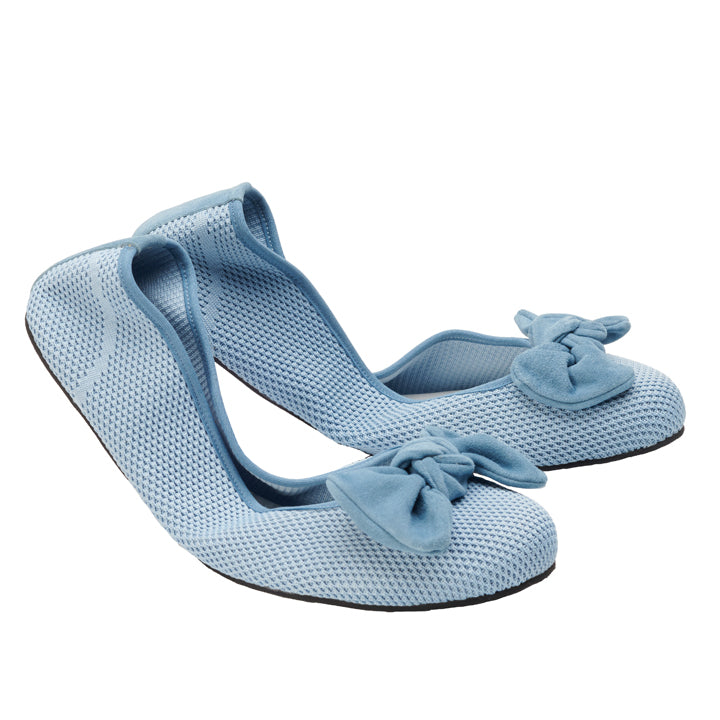 Wir präsentieren die TWIST Jeans von ZAQQ: Hellblaue Ballerinas aus Strick, verziert mit verspielten Schleifen und mit robusten schwarzen Sohlen. Diese eleganten Schuhe haben eine superflexible Sohle, perfekt für die anmutige Ballerina. Aus atmungsaktivem Mesh-Gewebe gefertigt, sorgen sie für optimalen Komfort und Luftzirkulation bei jedem Anlass.