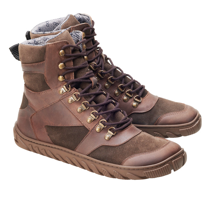 Die EXPLORER Brown Waterproof-Stiefel von ZAQQ sind aus braunem Leder und Wildleder gefertigt und verfügen über dunkelbraune Schnürsenkel und goldene Ösen. Sie verfügen über eine strukturierte Sohle für Halt und eine gepolsterte Innenseite für Komfort und zeigen ein robustes Design, das ideal für abenteuerliche Wanderungen ist.