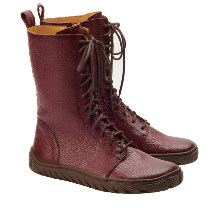 Der DOQS Bordeaux von ZAQQ ist ein Paar braune Schnürstiefel aus Premium Nappaleder mit robuster, strukturierter Oberfläche und ULTRAGRIP Sohle mit dicker Sohle, aus einem Seitenwinkel betrachtet.