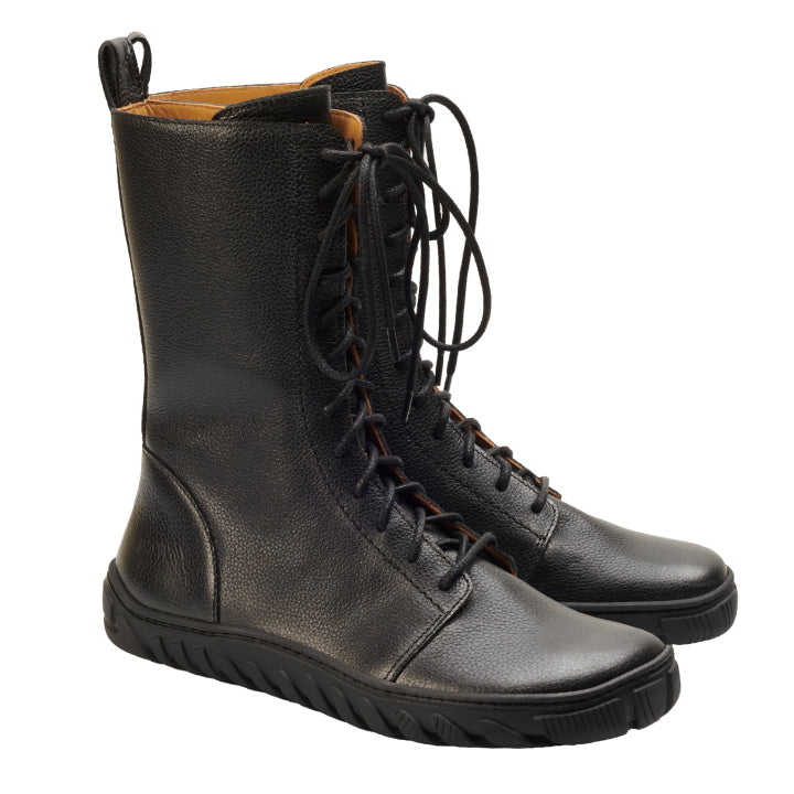 Wir präsentieren die schwarzen Stiefel ZAQQ DOQS, gefertigt aus hochwertigem Nappaleder. Diese schwarzen Schnürstiefel haben strukturierte Oberflächen und robuste ULTRAGRIP-Sohle-Gummisohle, die sich perfekt auf einem sauberen weißen Hintergrund präsentieren.