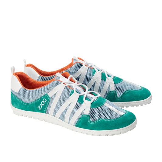 Wir präsentieren die RIQ Turquoise Sneaker von ZAQQ, ein lässiges Design mit blaugrünem und weißem Mesh-Gewebe, das für seine Atmungsaktivität bekannt ist. Diese Schuhe sind mit blaugrünem Wildleder akzentuiert, haben weiße, überkreuzte Schnürsenkel und ein auffälliges orangefarbenes Innenfutter. Der Markenname ZAQQ ist prominent an der Seite angebracht, während das Barfußschuh-Design mit strukturierten Gummisohlen für mehr Komfort ausgestattet ist.