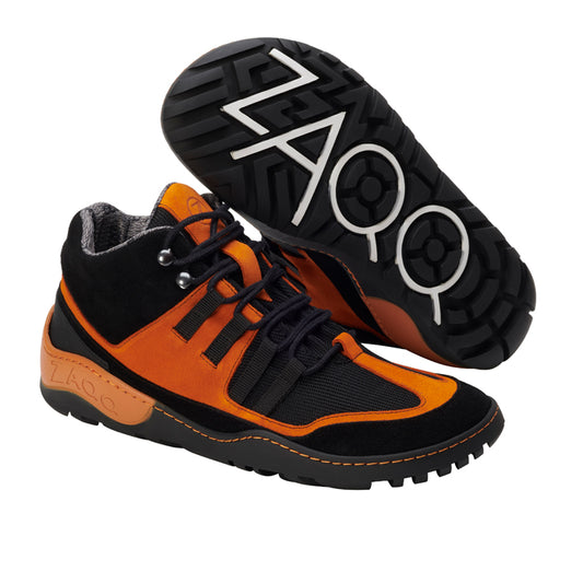 Die ZAQQ ESQAPE Black Orange Waterproof Wanderschuhe zeichnen sich durch ein markantes Profil und eine schwarze Sohle aus und sind somit ideal für Outdoor-Abenteuer. Ausgestattet mit schwarzen Schnürsenkeln und verstärkten Nähten sorgen diese vom Barfußschuh inspirierten Schuhe für Strapazierfähigkeit und Komfort.