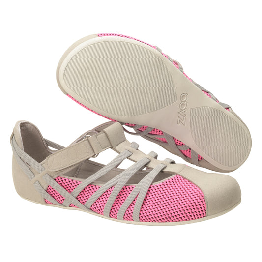 Entdecken Sie die QLAIRE Pink von ZAQQ, ein Paar stylische Barfußschuhe mit einzigartigem Design. Diese Schuhe haben beige Sohlen und Obermaterial aus rosa Mesh-Gewebe und sind mit beigefarbenen, überkreuzten Riemen für einen sicheren Sitz ausgestattet. Der Markenname ZAQQ ist sowohl an der Seite als auch an der Sohle deutlich zu sehen. Diese Schuhe bieten unvergleichlichen Komfort und gleichzeitig einen lässigen und modernen Look.