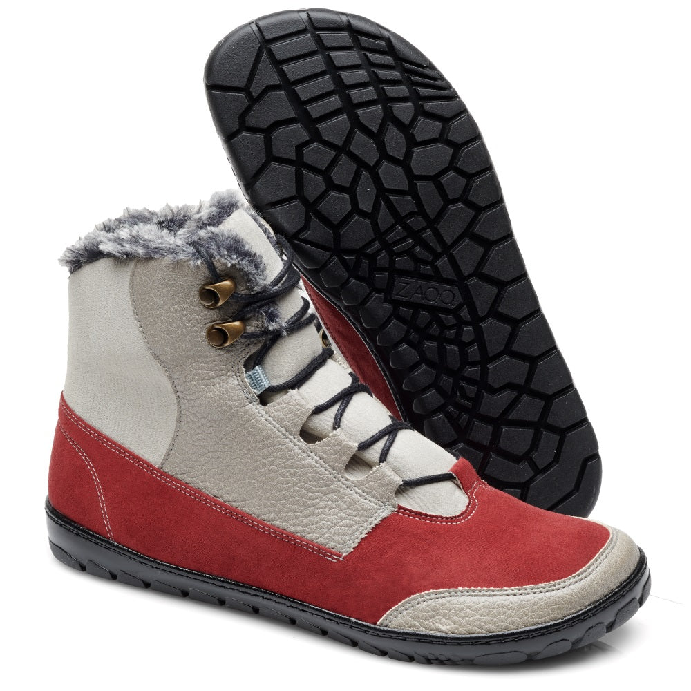 Wir präsentieren die wasserdichten High-Top-Schuhe QUEST Bordeaux von ZAQQ. Diese stylischen Outdoor-Schnürboots sind aus beigefarbenem und rotem Wildleder mit einem kuscheligen grauen Futter gefertigt. Sie sind für jedes Wetter geeignet, haben ein einzigartiges sechseckiges Profilmuster auf der Sohle und werden mit dunkelbraunen Ösen geschnürt.