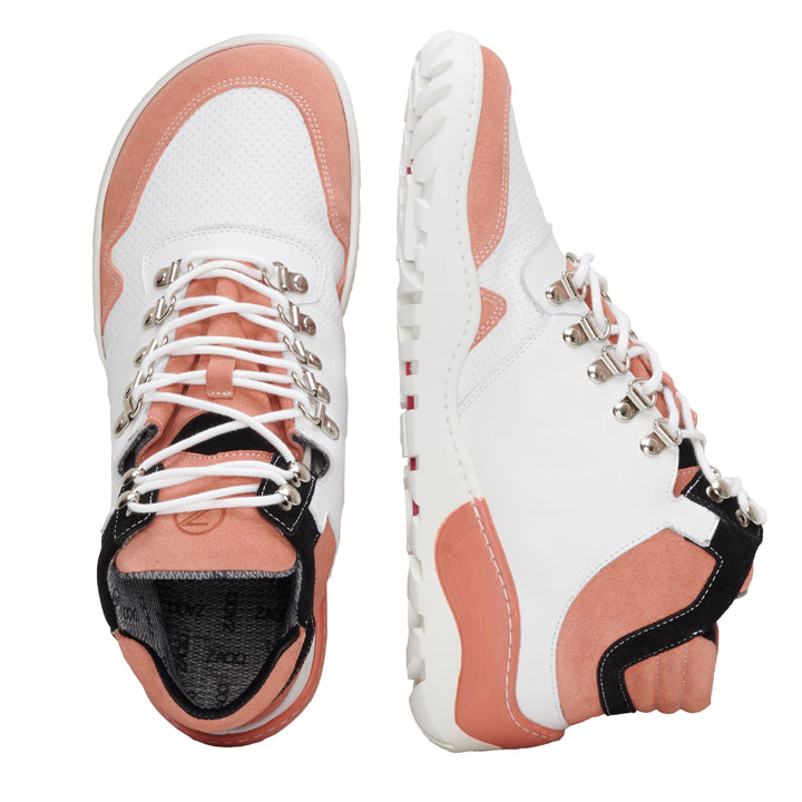 Wir präsentieren die VAQATION Rosa Waterproof von ZAQQ: ein Paar stylische Barfußschuhe in einer eleganten Kombination aus weißem Leder mit pfirsichfarbenen Wildlederakzenten und schwarzen Details. Sie verfügen über weiße Sohlen mit robuster Textur für verbesserte Atmungsaktivität. Ein Schuh ist von oben und der andere von der Seite zu sehen und zeigt so das elegante Design.