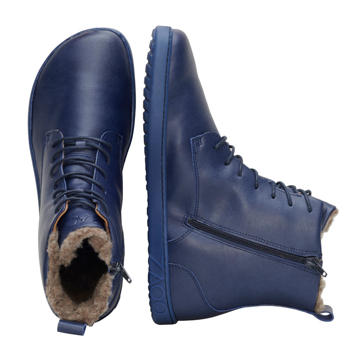 Wir präsentieren den QUINTIC Winter Navy von ZAQQ: Diese marineblauen Winterstiefel sind aus nachhaltigem veganem Material gefertigt und haben Schnürsenkel an der Vorderseite. Ein Stiefel steht aufrecht, während der andere flach liegt. So kommen funktionale Reißverschlüsse, strukturierte Sohlen und luxuriöse, weiche Pelzfutter für maximale Wärme und Komfort zum Vorschein.