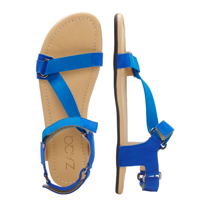 Ein Paar MIQA Blue-Sandalen von ZAQQ mit verstellbaren Klettverschlüssen in Blau und hellbraunem Fußbett, von oben und von der Seite betrachtet. Diese minimalistischen Sandalen haben einen kleinen Absatz mit einer Gummisohle und eignen sich perfekt für die Freizeit.