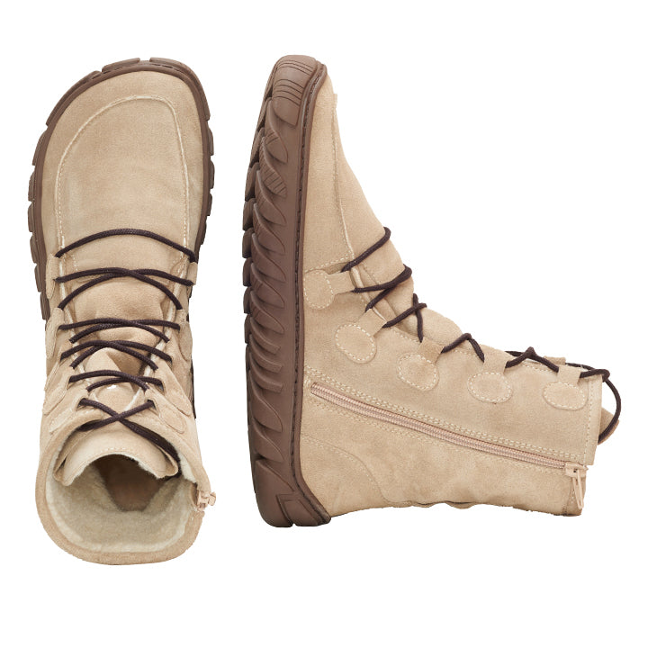 Ein Paar XANQA Taupe High-Top-Stiefel von ZAQQ hat dunkelbraune Schnürsenkel, eine robuste Sohle und einen seitlichen Reißverschluss. Ein Stiefel steht aufrecht, während der andere nach vorne zeigt und so sowohl Stil als auch Komfort vereint.