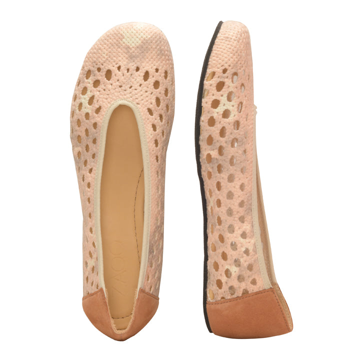 Die TWIST Nude Ballerinas von ZAQQ fangen mit ihrem hellrosa, perforierten Finish und den auffälligen braunen Absätzen nahtlos die Eleganz eines klassischen Ballerina-Designs ein. Nebeneinander präsentiert bieten diese Schuhe sowohl Stil als auch Komfort mit hervorgehobenen detaillierten Ansichten von oben und von der Seite.