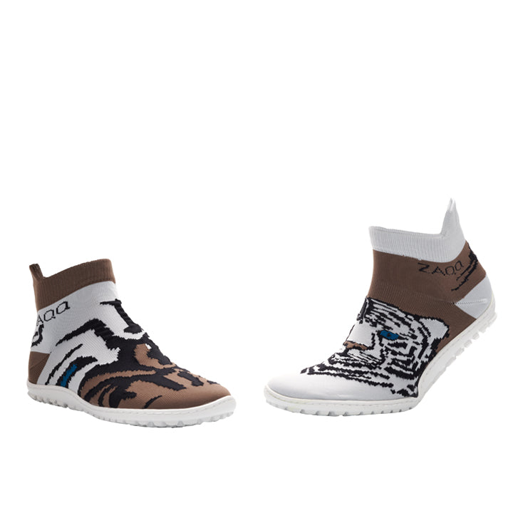 Wir präsentieren den SOQQ Tiger Brown von ZAQQ: ein Paar minimalistischer Sneaker mit künstlerischem Design. Der linke Schuh besticht durch hellbraune Farbtöne mit abstrakten Mustern, während der rechte Schuh Weiß mit braunen und schwarzen abstrakten Details kombiniert. Beide Schuhe sind mit flexiblen weißen Sohlen ausgestattet, die Bewegungsfreiheit bieten, und tragen stolz den Markennamen ZAQQ in der Nähe des Knöchels.