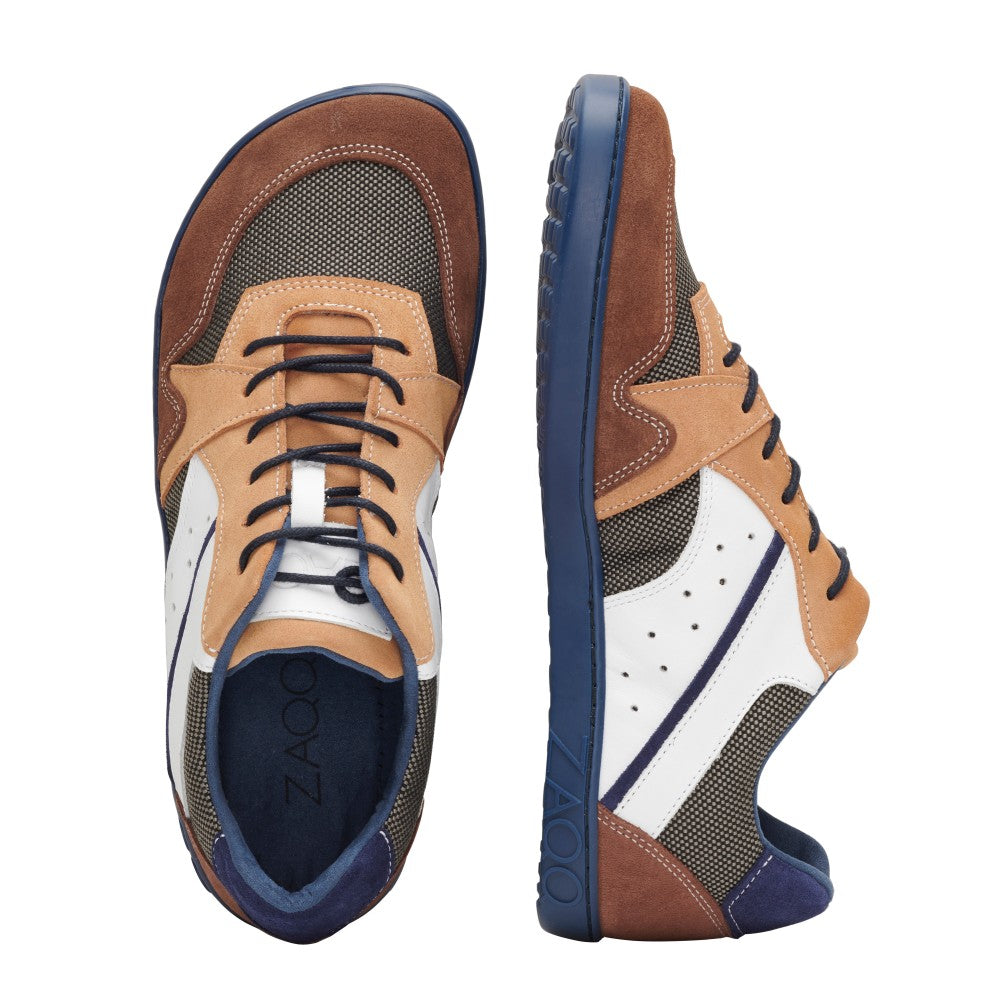 Ein Paar stylische BREAQ Sierra-Sneaker von ZAQQ mit braunen, blauen und weißen Akzenten. Die Schuhe werden von oben und von der Seite präsentiert und bestechen durch eine Kombination aus Wildleder und strukturierten Materialien mit blauen Sohlen. Sie verfügen außerdem über detaillierte Nähte und die flexible ZAQQ-Sohle für mehr Komfort.