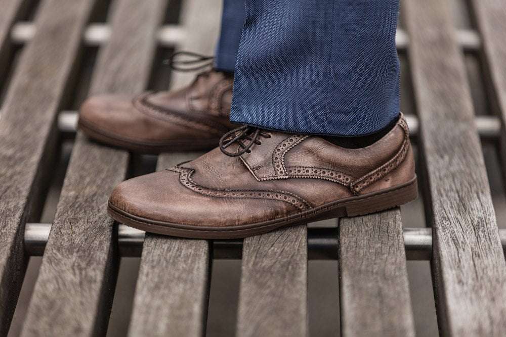 Ein Paar BRIQ Brogue Antique Brown-Schuhe von ZAQQ mit Broguing-Details und Schnürdesign, ideal als Businessschuh, gefertigt aus französischem Kalbleder.