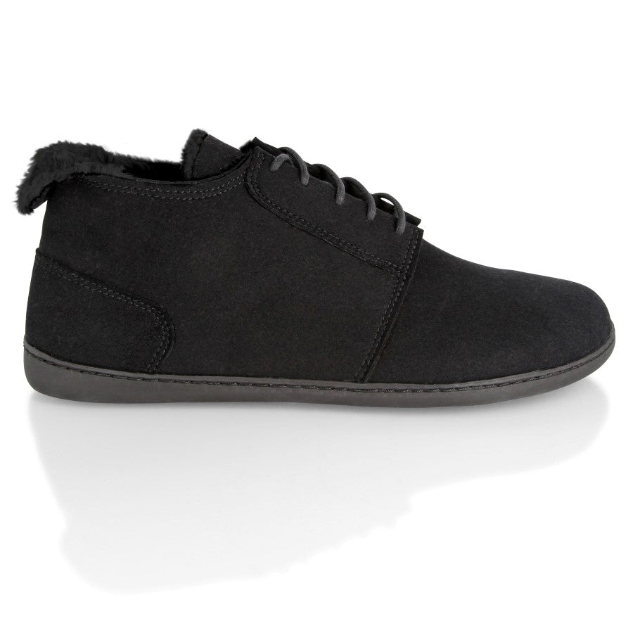 Der PREQUEL Winter Vegan Black von ZAQQ ist ein schwarzer, knöchelhoher veganer Schuh mit schwarzen Schnürsenkeln und einem weichen, flauschigen Innenfutter, das an der Oberkante sichtbar ist. Das Schuhwerk hat eine matte Oberfläche und wird vor einem weißen Hintergrund präsentiert.