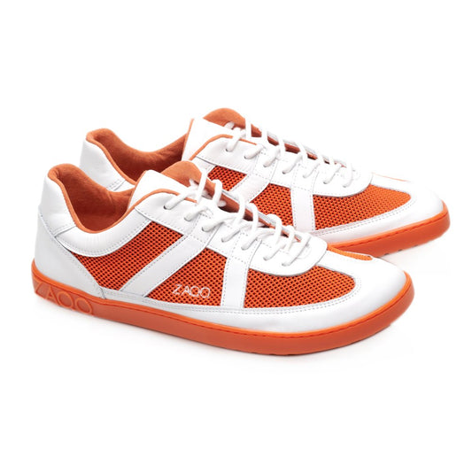 Wir präsentieren den ZAQQ OAQLEY Orange, eine megamoderne Variante des klassischen Schuhwerks. Diese Sneaker bestechen durch ihr stylisches Schnürdesign mit leuchtend orangefarbenen Mesh-Einsätzen und einem eleganten Logo an der Seite. Mit ihrer markanten orangefarbenen Laufsohle und dem Innenfutter sind sie sowohl auffällig als auch bequem.