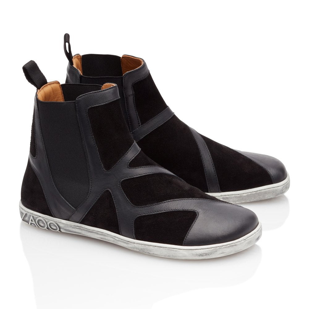 Der QEY WEST Black von ZAQQ ist ein Paar stylischer schwarzer High-Top-Sneaker, der Leder- und Veloursleder-Texturen kombiniert. Sie verfügen über dehnbare Seitenteile im Chelsea-Boot-Stil, hintere Zuglaschen und eine weiße Sohle mit leicht abgenutztem Look und AOOO-Aufdruck.