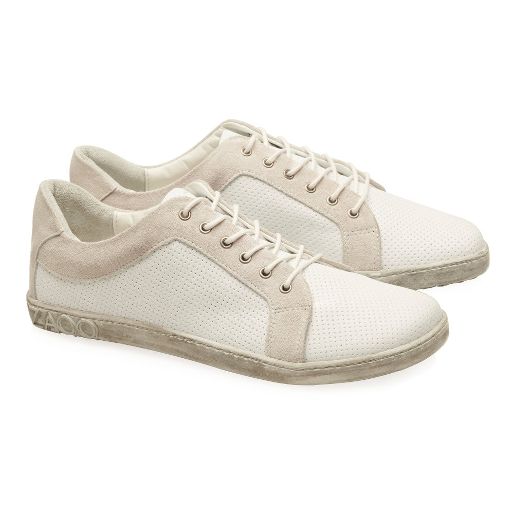 Wir präsentieren die QORE Low White Sneaker von ZAQQ: elegante weiße Freizeitschuhe mit beigen Akzenten und weißen Schnürsenkeln. Diese Sneaker aus hochwertigem Nappaleder mit perforierter Textur zeichnen sich durch ein Barfußschuh-inspiriertes Design aus und verfügen über eine helle Sohle, die unübertroffenen Komfort und Stil bietet.