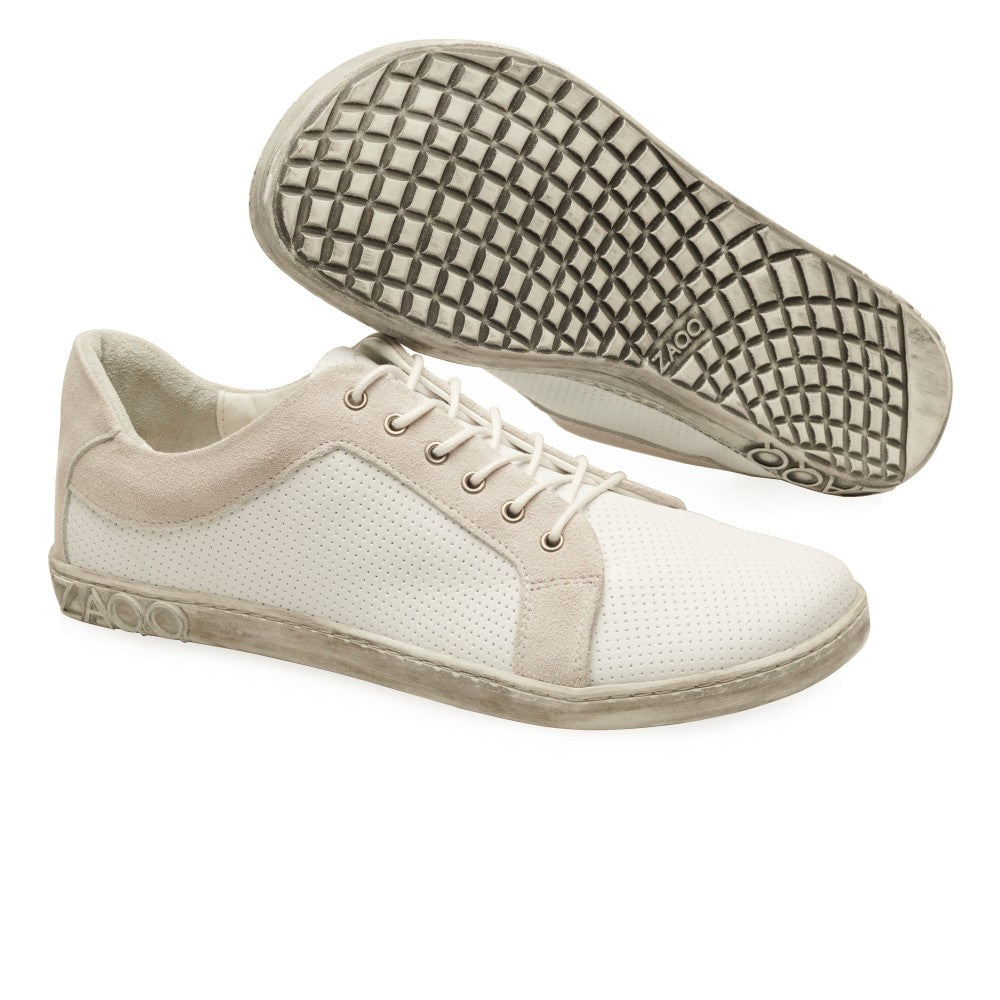 Die ZAQQ QORE Low White Sneaker aus hochwertigem Nappaleder strahlen mit ihren Schnürsenkeln und gepunkteten Perforationen Raffinesse aus. Einer hat eine flache Sohle, während der andere eine strukturierte Waffelsohle aufweist und bei jedem Schritt sowohl Stil als auch Komfort bietet.