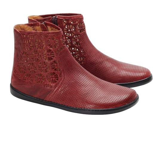 Die QYLIE Bordeaux Stiefeletten von ZAQQ zeigen aufwendige ausgeschnittene Blumen- und geometrische Muster an den Seiten sowie eine strukturierte Oberfläche an der Spitze. Ihre schwarzen Sohlen unterstreichen ihren modischen und stilvollen Look und machen sie zu einer herausragenden Wahl für jede Garderobe.