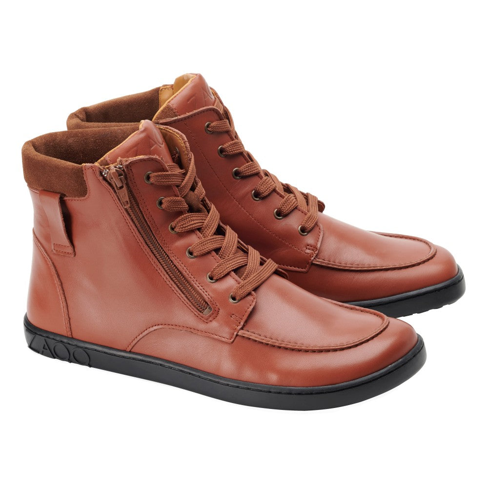 Ein Paar ZAQQ ROQA Cognac High-Top-Sneaker aus braunem Leder mit Schnürsenkeln und seitlichen Reißverschlüssen. Sie verfügen über schwarze Gummisohlen und ein schlankes, modernes Design.