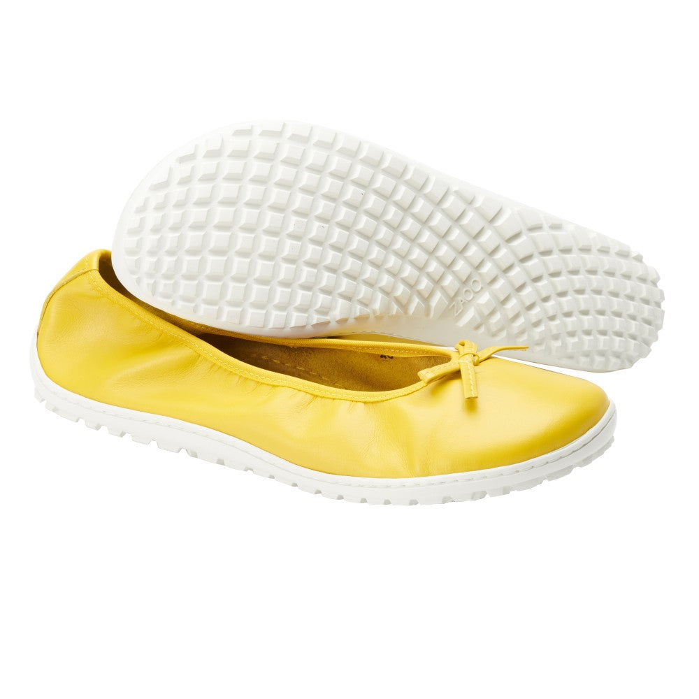 Die SUQAR Lemon Ballerinas von ZAQQ aus weichem Nappaleder haben eine hübsche kleine Schleife auf der Vorderseite. Sowohl die Draufsicht als auch die strukturierte weiße Sohle betonen elegant ihr stilvolles Barfußschuh-Design.