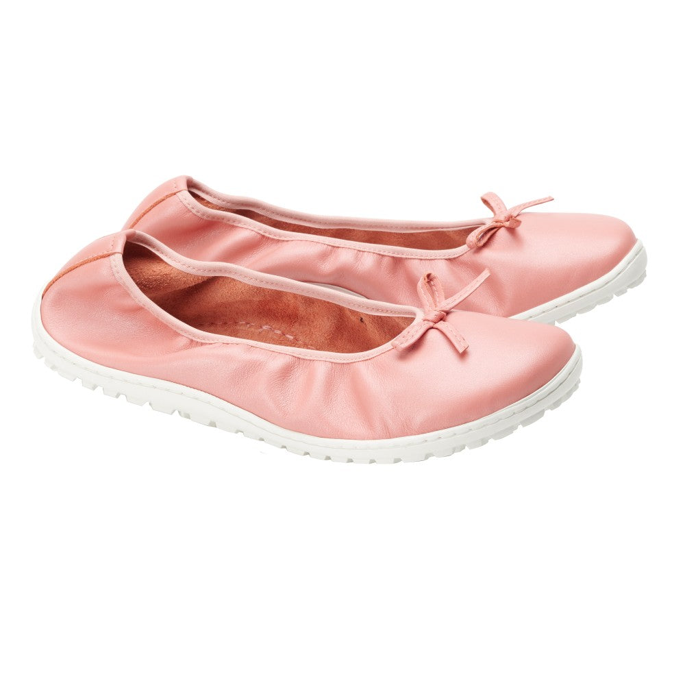 Ein Paar rosa SUQAR-Ballerinas von ZAQQ aus weichem Nappaleder mit weißen Gummisohlen und eleganten Schleifen an den Zehen, die leicht nach links geneigt sind.