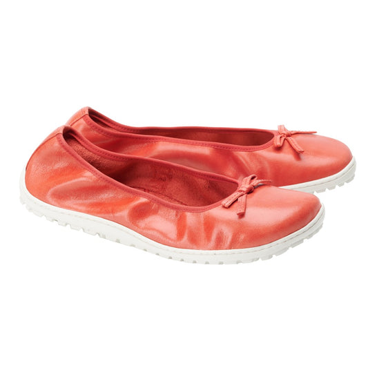 Die SUQAR Red Ballerinas von ZAQQ sind aus leuchtend rotem Nappaleder gefertigt und mit kleinen Schleifen verziert, die die Zehenpartie schmücken. Diese Ballerinas haben weiße Gummisohlen und ein dezent glänzendes Finish und vereinen Stil und Komfort in einem eleganten Design.