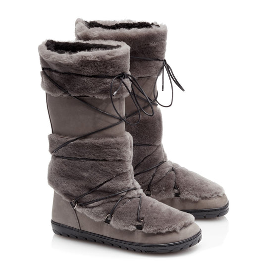 Wir präsentieren den TORQ Winter von ZAQQ: plüschige und gemütliche Winterstiefel aus grauem Kunstfell, die an traditionelle Fellstiefel erinnern. Diese Stiefel haben schwarze Sohlen und dekorative Schnürsenkel, die um den Schaft gewickelt sind. Sie sind aus wildlederähnlichem Material mit einem weichen Fellbesatz für ultimative Wärme gefertigt.