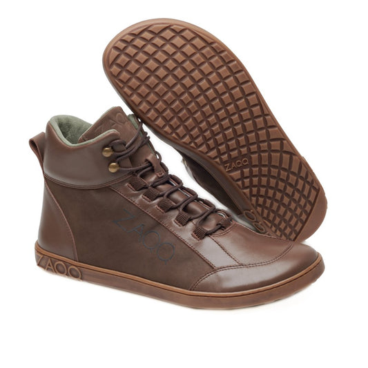 Wir präsentieren die WALQER Brown High-Top-Sneaker von ZAQQ, gefertigt aus braunem Leder mit aufwendiger Schnürung und dunkelbraunen Sohlen aus Naturkautschuk. Diese Sneaker bieten außergewöhnliche Bewegungsfreiheit und tragen den eingeprägten Markennamen ZAQQ sowohl an der Seite als auch an der Sohle. Das Produktbild zeigt eine Seitenansicht, die das detaillierte Muster der Sohle hervorhebt.