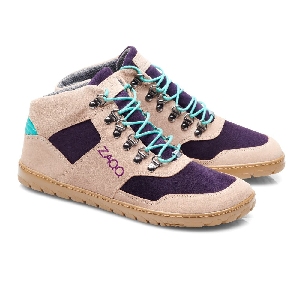 Die HIQE Mid Turquoise Waterproof Sneaker von ZAQQ sind hellbraune und violette High-Tops aus Veloursleder mit türkisfarbenen Schnürsenkeln und blaugrünen Akzenten. Sie haben eine robuste Sohle und Metallösen mit dem ZAQQ-Logo an der Seite und fangen den sportlichen Geist eines Outdoor-Barfußschuhs für all Ihre Abenteuer perfekt ein.