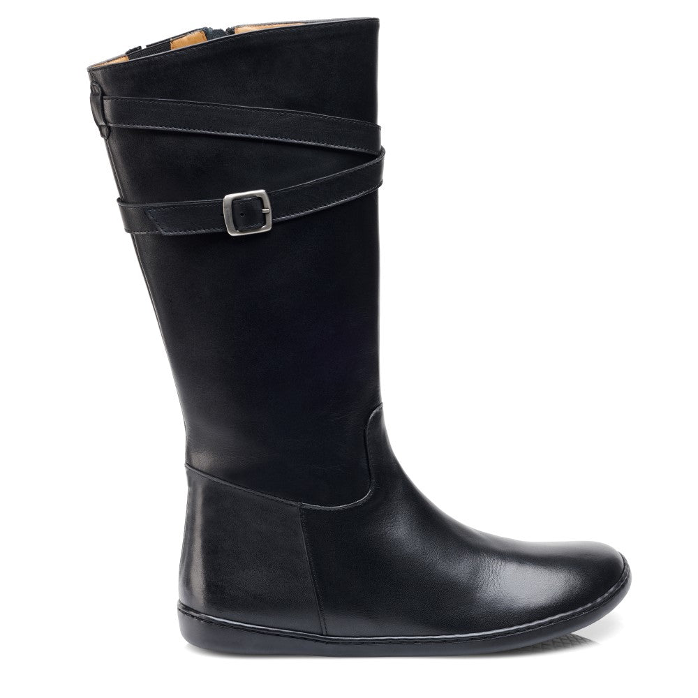 Der ATTRAQT Winter Black Stiefel von ZAQQ ist ein elegantes, kniehohes Design aus glattem Ziegennappaleder, aufgewertet durch einen silbernen Schnallenriemen oben und in Knöchelnähe, alles auf einem schlichten weißen Hintergrund präsentiert.