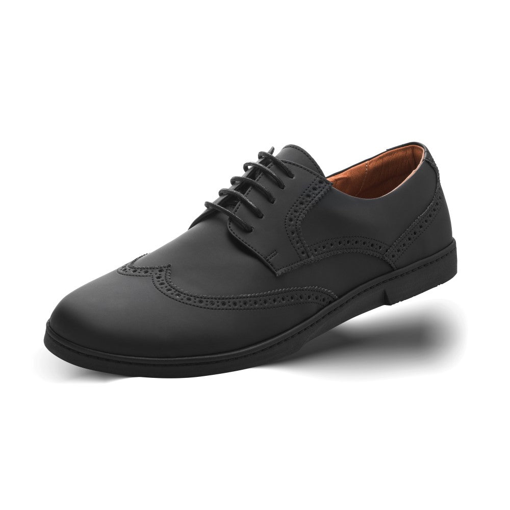 Wir präsentieren den BRIQ Brogue Vegan Black von ZAQQ, einen schicken schwarzen Brogue aus veganem Leder mit dekorativen Perforationen und Schnürsenkeln auf weißem Hintergrund. Dieser Herrenschuh verfügt über klassische Flügelkappendetails, einen niedrigen Absatz und eine rutschfeste Sohle für mehr Komfort und Halt.