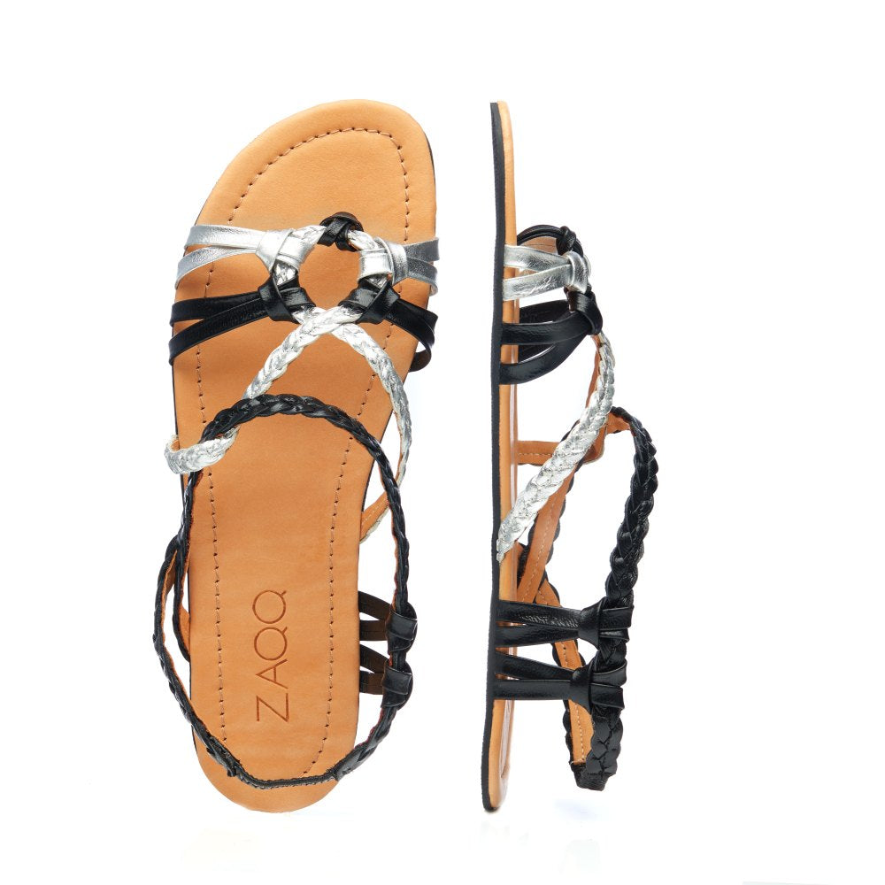 Wir präsentieren die FRESQO Black Silver Sandalen von ZAQQ, die Ihre Sommeroutfits aufwerten. Diese braunen, flachen Barfußsandalen haben geflochtene Riemen in Schwarz und Silber und ein Schlaufendesign an der Sohle in Zehennähe. Sie sind sowohl von oben als auch von der Seite zu sehen und bieten eine ideale Mischung aus Stil und Komfort. Der Markenname ZAQQ ist elegant auf die Innensohle gedruckt, um für zusätzliche Authentizität zu sorgen.