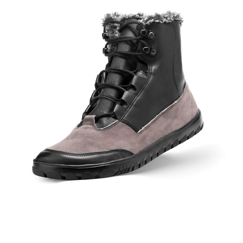 Wir präsentieren den wasserdichten Stiefel QUEST Black von ZAQQ mit schwarzem Obermaterial aus Leder mit grauen Stoffakzenten. Dieser wasserdichte Outdoorschuh ist oben mit Kunstfell gefüttert und verfügt über schwarze Schnürdetails. Die Sohle ist schwarz mit einem strukturierten Griffmuster, was ihn perfekt für jedes Abenteuer macht.