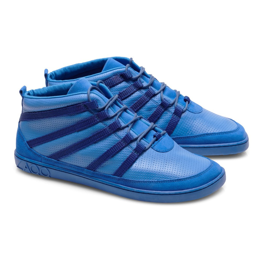 Wir präsentieren den SPARQ Mid Azure von ZAQQ: Diese leuchtend blauen High-Top-Sneaker sind aus geschmeidigem Nappaleder gefertigt, weisen eine perforierte Textur auf und sind mit dunkelblauen horizontalen Riemen akzentuiert. Das schlanke Design wird durch eine strapazierfähige Kautschuk-Sohle ergänzt, die sich elegant auf einem schlichten weißen Hintergrund abhebt.