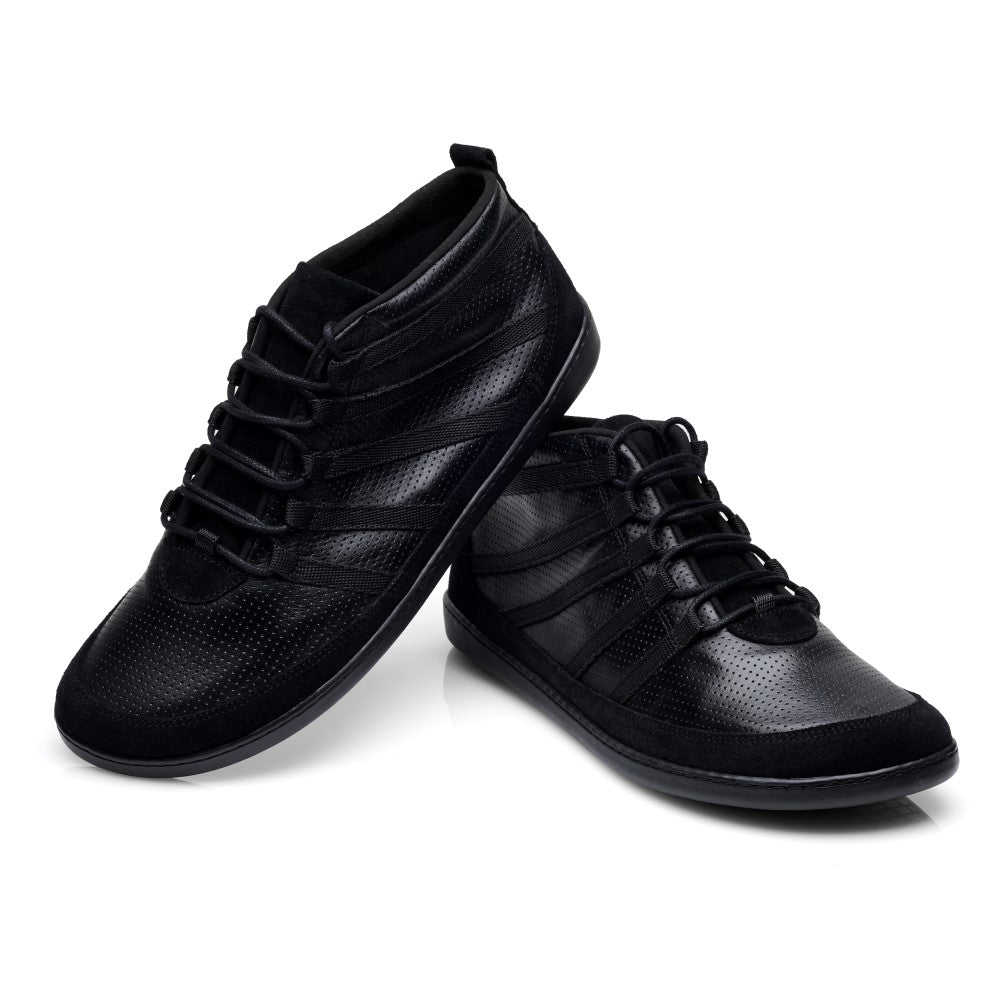 Wir präsentieren den SPARQ Mid Black von ZAQQ: ein stilvolles Paar lässiger Sneaker mit ultramodernen Designelementen, glattem Nappaleder und perforierten Details. Die schwarzen Schnürsenkel verleihen einen Hauch von Eleganz, wobei ein Schuh aufrecht vor einem weißen Hintergrund steht und der andere anmutig daneben lehnt.