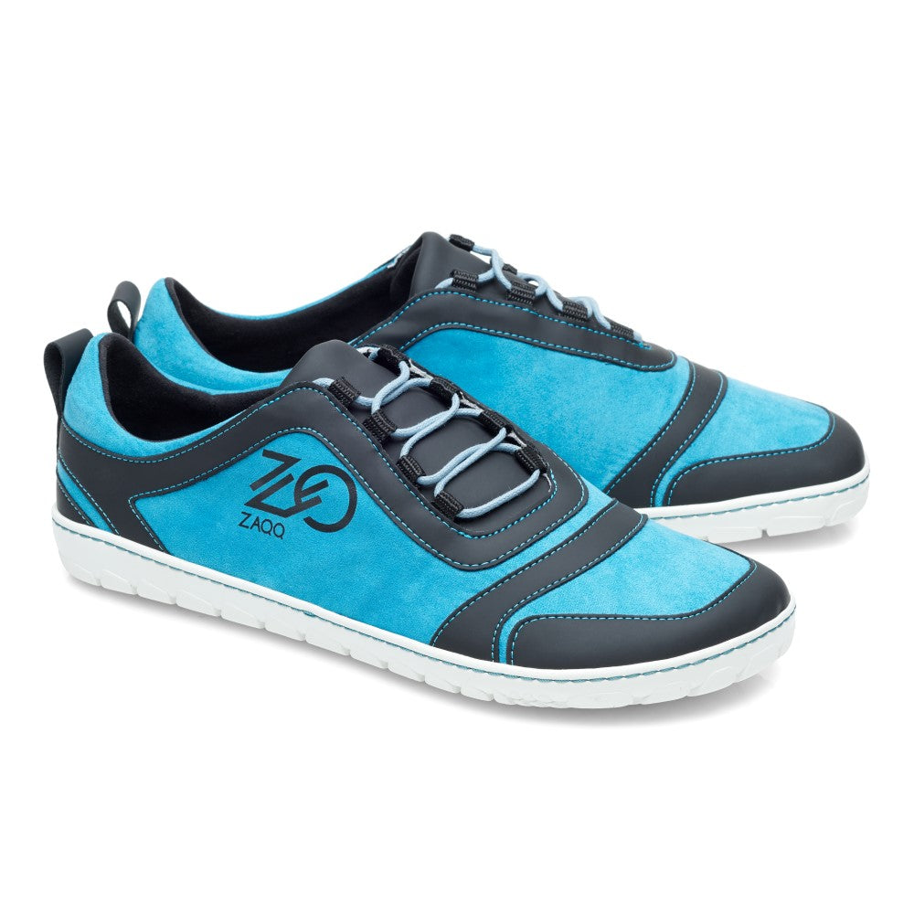 Wir präsentieren den SQILL Turquoise Black von ZAQQ: Diese lässigen Sneaker präsentieren sich in einem stilvollen türkis-schwarzen Design, komplett mit dem unverwechselbaren Zeo Zaq-Logo an der Seite. Als vegane Sportschuhe verfügen sie über weiße Sohlen und schwarze Schnürsenkel und sorgen so für außergewöhnlichen Tragekomfort mit einem eleganten, modernen Flair.