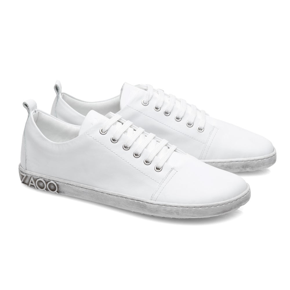 Die TAQQ Nappa White-Sneaker von ZAQQ verfügen über ein elegantes Obermaterial aus hochwertigem weißem Nappaleder, eine leicht abgenutzte, strapazierfähige Kautschuksohle und den dezenten Aufdruck „ZVQO“ in erhabenen Buchstaben auf der Rückseite und verkörpern so ein minimalistisches und modernes Design.